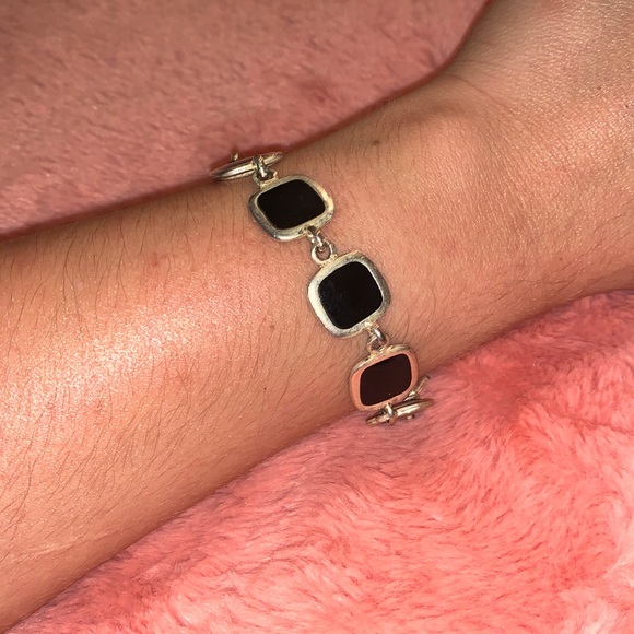 Reversible Black or White Bracelet - Picture 2 of 6